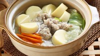 Tofu banyak dipakai dalam masakan Asia, termasuk sup yang segar ini. Tambahan sayuran dan adonan ayam membuat rasanya makin enak. Bikinnya gampang, tinggal lihat resep ini. Foto: iStock
