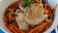 Dumpling juga enak dijadikan sup. Isi adonannya dibuat dari daging ayam cincang dan paduan bumbu lengkap. Lalu untuk kuahnya pakai kaldu ayam, bawang putih, hingga air jeruk nipis. Ini dia resep dumpling ayam kuah pedas. Foto: detikfood