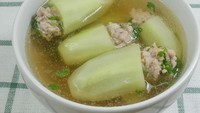 Kalau bosan sup ayam, kamu bisa bikin sup timun isi ayam cincang ini. Tekstur timun yang renyah enak memberi aksen berbeda. Membuatnya bisa dengan mencontek resep ini. Foto: iStock