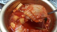 Satu lagi resep sup bergaya Asia yang enak. Ada sup kimchi yang gurih, pedas, dan asam khas Korea. Sup ini enaknya ditambahkan tahu putih, jamur enoki, sampai lobak. Begini cara bikinnya. Foto: Rima Koomatsu 