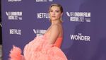 Florence Pugh Bergaun Megah bak Putri Disney