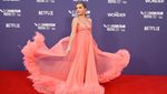 Florence Pugh Bergaun Megah bak Putri Disney