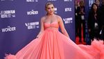Florence Pugh Bergaun Megah bak Putri Disney