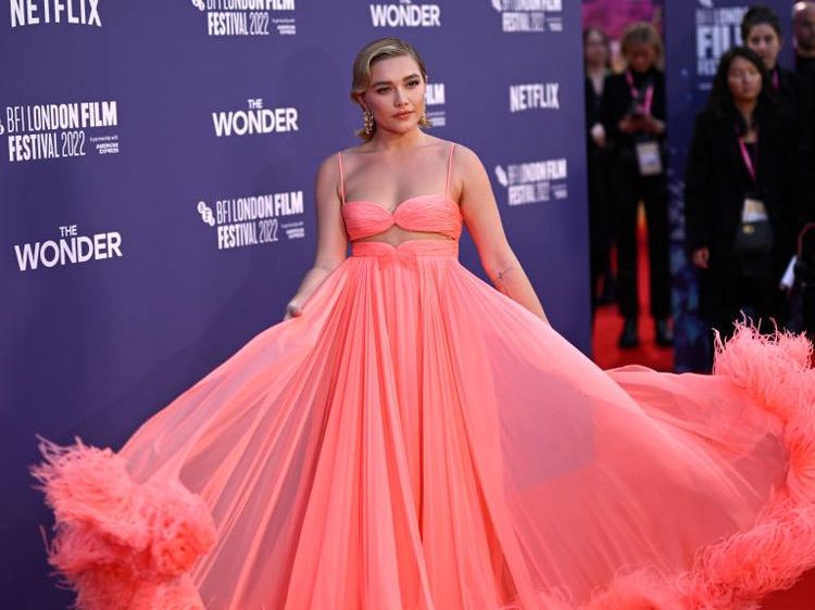 Florence Pugh Bergaun Megah bak Putri Disney