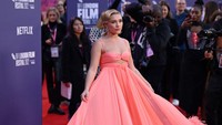 Bintang Black Widow itu mengenakan gaun megah berwarna peach. (Foto: Gareth Cattermole/Getty Images f/Gareth Cattermole)