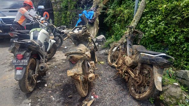3 unit sepeda motor milik warga ringsek tertimbun longsor di Banjar Dinas Benekasa, Desa Muncan, Kecamatan Selat, Karangasem, Sabtu (8/10/2022).