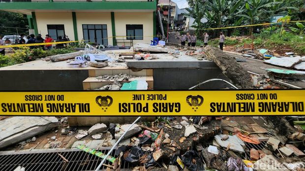 Enam siswa MTsN 19 Jakarta tertimpa tembok di sekolah tersebut, Kamis (6/10/2022). Diketahui, tembok itu roboh akibat luapan air pasca hujan deras.