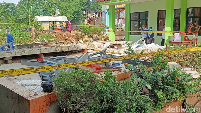 Enam siswa MTsN 19 Jakarta tertimpa tembok di sekolah tersebut, Kamis (6/10/2022). Diketahui, tembok itu roboh akibat luapan air pasca hujan deras.