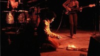 Pada 1967, Jimmy Hendrix pernah melumuri gitarnya dengan cairan yang mudah terbakar, lalu menyalakan api. (Foto: Istimewa)