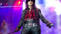 Alice Cooper pernah memakan ayam hidup yang sepertinya dilempar oleh penonton. (Foto: Istimewa)