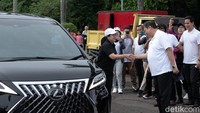Awalnya, Puan memberikan sebuah sajak untuk Airlangga. Puan menyebut pertemuan dirinya dan Airlangga untuk memperkuat persahabatan agar Indonesia semakin menguning dan memerah.