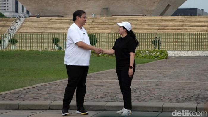 Ketua DPP PDIP Puan Maharani dan Ketum Partai Golkar Airlangga Hartarto melakukan pertemuan hari ini. Pertemuan itu dihiasi pantun dan sajak dari Puan dan Airlangga.