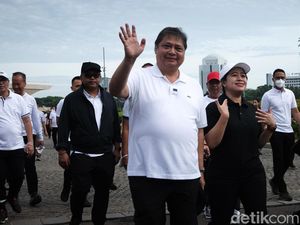 Aksi Balas Pantun dan Sajak Airlangga-Puan Maharani di Monas