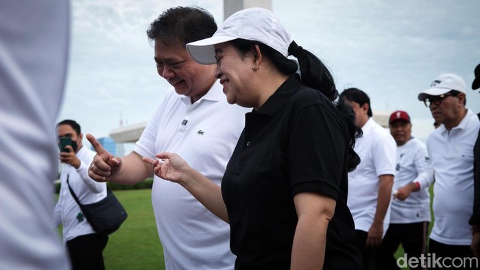 Aksi Balas Pantun dan Sajak Airlangga-Puan Maharani di Monas Ketua DPP PDIP Puan Maharani dan Ketum Partai Golkar Airlangga Hartarto melakukan pertemuan hari ini. Pertemuan itu dihiasi pantun dan sajak dari Puan dan Airlangga.