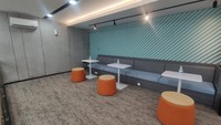 Ruang tunggu untuk mereka yang tengah menyervis kendaraannya dirancang layaknya co-working space. Foto: Septian Farhan Nurhuda/detik.com