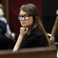 Meski sudah keluar dari penjara, Anna Sorokin masih harus berjuang di pengadilan agar tidak dideportasi. Kuasa hukumnya, John Sandweg, menyebut sang klien sebenarnya belum bebas sepenuhnya karena masih berstatus tahanan rumah. Oleh karena itu, ia memakai semacam gelang khusus di kaki agar pengadilan dapat memantau pergerakannya selama 24 jam. (Foto: AP Photo/Richard Drew, File)