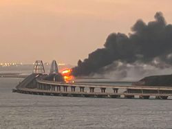 Ledakan Hebat Jembatan Crimea Andalan Rusia Dijepret dari Satelit