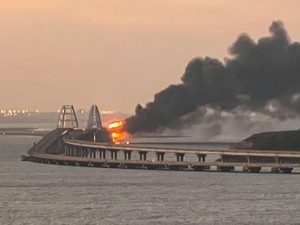 Jembatan Crimea Diguncang Ledakan, Putin Perintahkan Penyelidikan