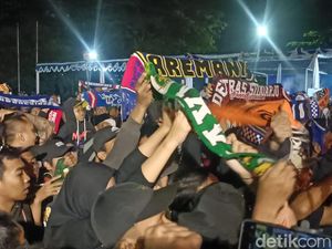 Aremania dan Bonek Kesampingkan Rivalitas Hormati Korban Tragedi Kanjuruhan
