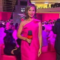 Gaun berbahu asimetris nan elegan menemani penampilan Nadia Mulya. (Foto: Instagram/@nadiamulya)