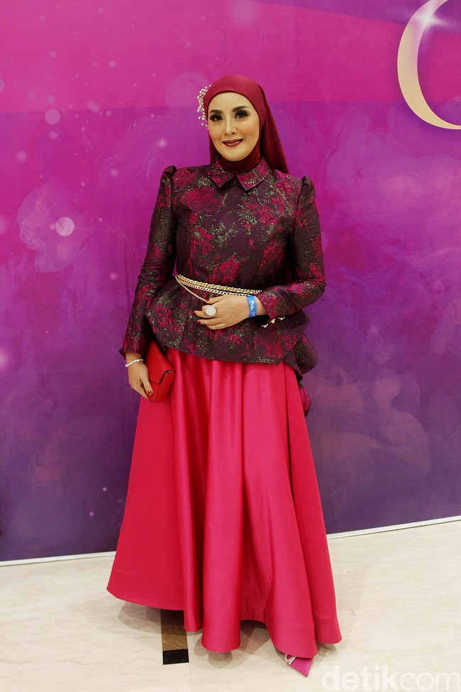 Elma Theana mengandalkan blus motif flroral dan rok megar pink. (Foto: Abduh/Detikcom)