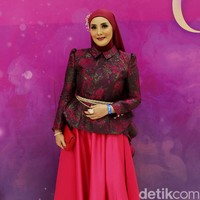 Elma Theana mengandalkan blus motif flroral dan rok megar pink. (Foto: Abduh/Detikcom)