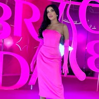 Millen Cyrus menunjukkan sisi glamornya dengan strapless pink dan handgloves senada. (Foto: Instagram/@millencyrus)