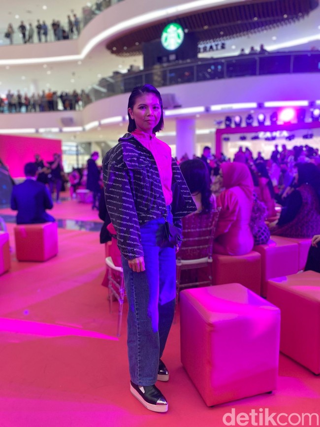 Atlet bulutangkis Greysia Polii juga tak ketinggalan. Ia memberi sentuhan sporty layering dengan jaket pink yang dibungkus jaket denim Alexander Wang. (Foto: Daniel Ngantung/detikcom)