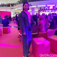 Atlet bulutangkis Greysia Polii juga tak ketinggalan. Ia memberi sentuhan sporty layering dengan jaket pink yang dibungkus jaket denim Alexander Wang. (Foto: Daniel Ngantung/detikcom)