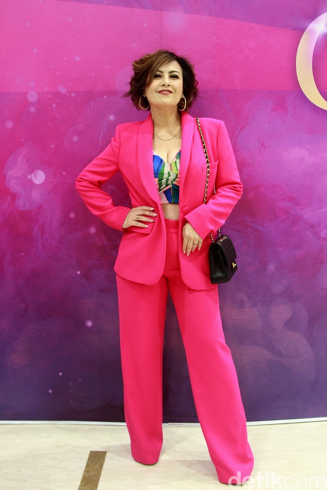 Cynthia Lamusu mengandalkan setelan pink dengan croptop biru. (Foto: Abduh/Detikcom)