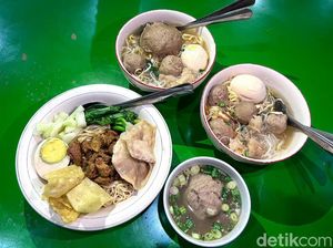 Bakso Hj. Yatmin: Enaknya Bakso dan Mie Ayam Ini Sudah Dikenal Sejak 1966