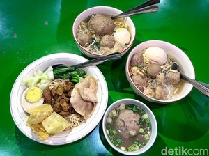 Bakso Hj. Yatmin: Enaknya Bakso dan Mie Ayam Ini Sudah Dikenal Sejak 1966