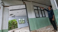 Sebanyak dua ruang kelas sekolah tersebut amblas pada dinding bangunannya akibat pergerakan tanah yang disebabkan oleh hujan deras mengguyur kawasan itu pada Jumat (7/10/2022).