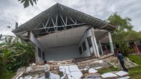Seorang guru melihat kondisi bangunan sekolah yang ambles di SD Negeri 2 Keramatmanik, Pandeglang, Banten, Sabtu (8/10/2022).