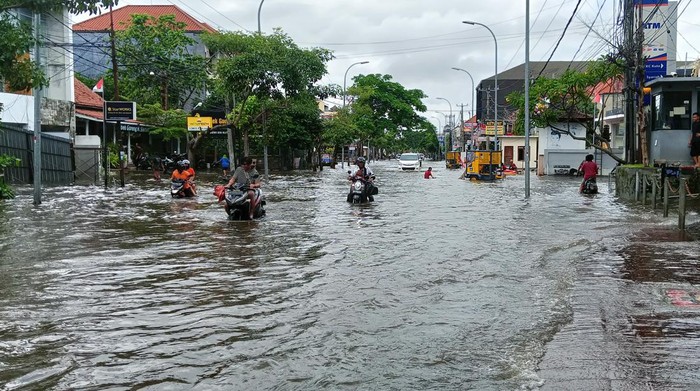 Banjir di Jalan Dewi Sri, Kuta, Badung, Bali, Sabtu (8/10/2022). Banjir di Jalan Dewi Sri, Kuta, Badung, Bali, Sabtu (8/10/2022).
