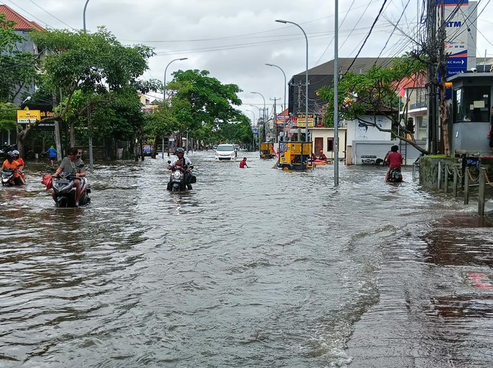 Banjir di Jalan Dewi Sri, Kuta, Badung, Bali, Sabtu (8/10/2022).