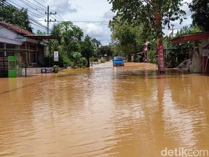 Jalur Utama Ponorogo-Trenggalek Terendam Banjir, Cuma Bisa Dilewati Mobil