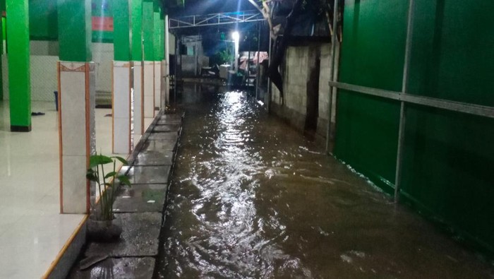 Banjir sem[at melanda kawasan Cileungsi Bogor semalam