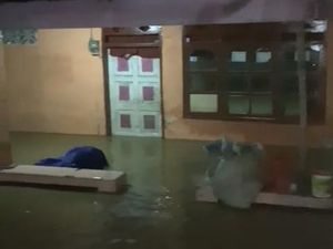 Banjir Setinggi Dada Terjang 7 Kelurahan di Palopo, Warga Mengungsi