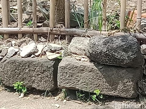 Batu yang diduga stupa atau kemuncak candi di makam Ki Ageng Gribig danbatu kotak bertakik di pekarangan warga Jatinom, Klaten. Dipotret Sabtu (8/10/2022).