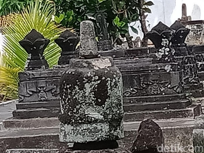 Batu yang diduga stupa atau kemuncak candi di makam Ki Ageng Gribig dan
batu kotak bertakik di pekarangan warga Jatinom, Klaten. Dipotret Sabtu (8/10/2022).