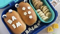 Baim, anak dari Tiara Pangestika juga dibuatkan bekal makan siang. Menunya sederhana, berupa roti, potongan pisang, dan cookies cokelat. Foto: Instagram @tiarapangestika