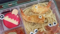 Tipang juga membuat bekal berupa pasta dengan saus bolognese terpisah untuk Bakm, anaknya. Lauknya berupa sosis goreng dan ebi furai. Foto: Instagram @tiarapangestika