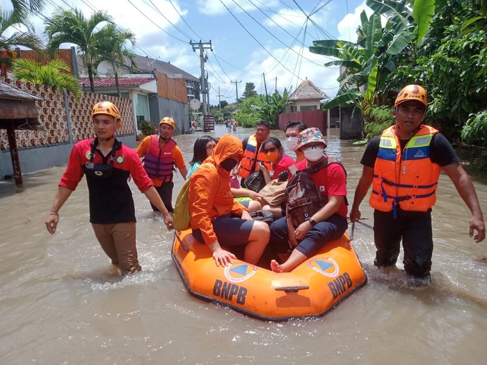 BPBD Kabupaten Badung melakukan evakuasi ratusan wisatawan yang terjebak banjir di sejumlah vila di kawasan Seminyak, Kuta, Badung dan di Ramada Encore, pada Sabtu (8/10/2022).