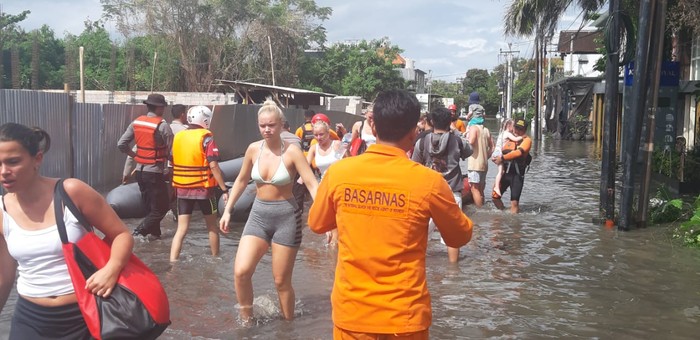 BPBD Kabupaten Badung melakukan evakuasi ratusan wisatawan yang terjebak banjir di sejumlah vila di kawasan Seminyak, Kuta, Badung dan di Ramada Encore, Denpasar pada Sabtu (8/10/2022).