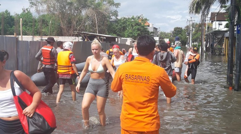 BPBD Kabupaten Badung melakukan evakuasi ratusan wisatawan yang terjebak banjir di sejumlah vila di kawasan Seminyak, Kuta, Badung dan di Ramada Encore, Denpasar pada Sabtu (8/10/2022).