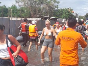 153 Turis Terjebak Banjir di Vila Seminyak Bali Dievakuasi