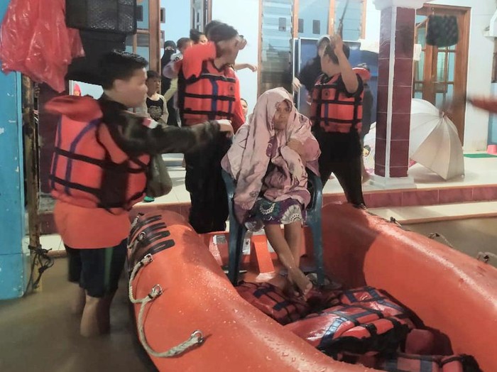 BPBD Kebumen mengevakuasi warga di lokasi banjir, Sabtu (8/10/2022) dini hari.