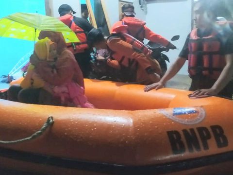 BPBD Kebumen mengevakuasi warga di lokasi banjir, Sabtu (8/10/2022) dini hari.