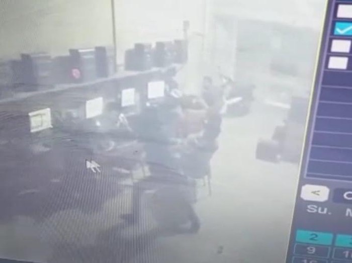 Beredar video CCTV di media sosial yang merekam aksi seorang pria membawa pedang ke warnet di Kota Medan. Pelaku menyerang seorang pria pakai samurai lalu melarikan diri. Istimewa